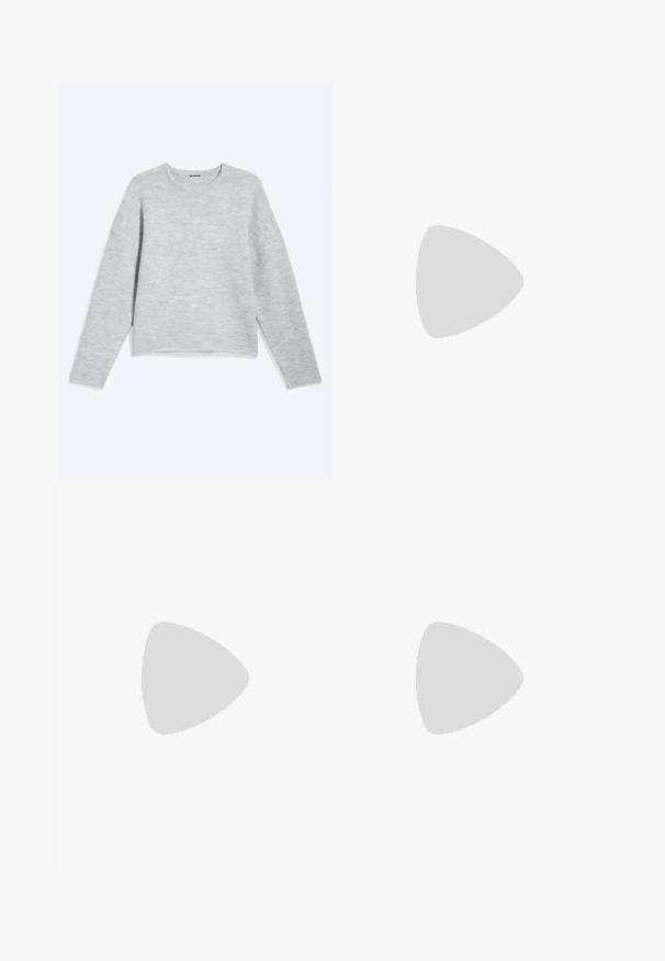Lichtgrijze trui met lange mouwen en ronde hals, gemaakt van zachte gebreide stof met een rechte zoom en een subtiele gemêleerde textuur.; Ronde hals kortemouwen t-shirt in effen wit, gemaakt van zachte katoen, heeft een eenvoudig ontwerp zonder zichtbare patronen of accenten.; Wijde blauwe denim jeans met een vervaagde was, vijf zakken en een knoopsluiting. Voorzien van riemlussen en gestikte details.; Witte lage sneaker met veters aan de voorkant en dikke zool, zijaanzicht tegen een neutrale achtergrond.