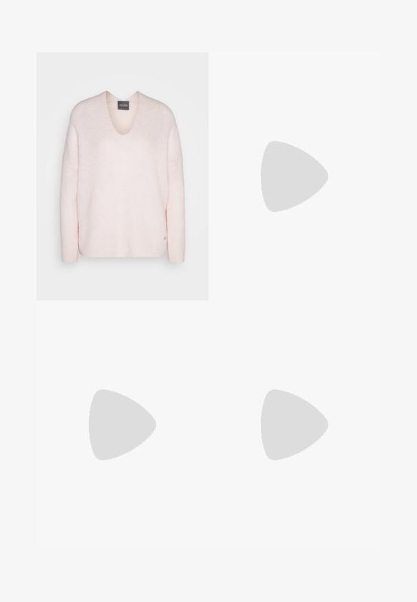 Lichtroze v-hals trui van zacht materiaal, met een relaxte pasvorm en ribbelstructuur. Opvallend logo detail aan de zoom.; Lichtblauwe wijde denim jeans met hoge taille, sluiting met voorknop en rits, en vijfzakkenontwerp op een effen achtergrond.; Witte sneakers met tan accenten, ronde neus en witte veters. Draag met geribbelde witte sokken, tegen een lichtblauwe achtergrond.; Zilveren hoepel oorbellen met een minimalistisch ontwerp. Cirkelvormig, gladde textuur en dun profiel. Lichtgewicht met een gepolijste afwerking.