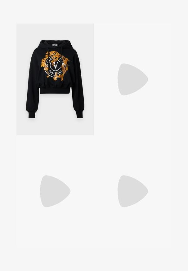 Zwarte cropped hoodie gemaakt van zacht stof, met een gouden en oranje ornamentale grafiek, cirkelvormige tekst en een centraal "V"-logo.; Zwarte T-shirt met een kleurrafloraal en vlinderontwerp, met roze en blauwe accenten. "Versace Jeans Couture" gedrukt in een cirkelontwerp.; Blauwe spijkerbroek met een rechte pijp, voorzien van vervaagde gebieden, vijf-pocket ontwerp en metalen knoopsluiting bij de taille.; Zwarte leren hoge hak pump met een spitse neus; heeft een metallic gouden accent op de neuskap. Glad oppervlak met een stijlvolle vormgeving.