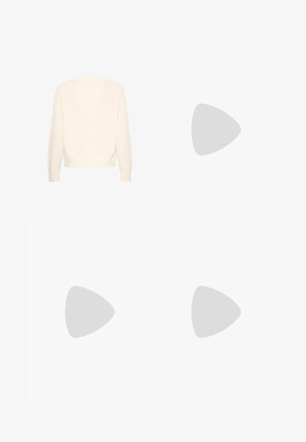 Weißer gestrickter Pullover mit langen Ärmeln, Rippbündchen an den Ärmelenden, am Saum und am Halsausschnitt, von hinten gezeigt.; Weißes kurzärmeliges T-Shirt mit tiefem V-Ausschnitt, aus weichem Stoff gefertigt, mit lockerem Schnitt und ohne sichtbare Muster oder Akzente.; Schwarze Cargo-Hosen mit weitem Bein, aus strapazierfähigem Stoff. Verfügt über mehrere Seitentaschen und einen Taillengurt mit Druckknopfverschluss.; Weiße Sneaker mit beigen Akzenten und strukturierten Details, kombiniert mit blassblauen, leicht zerrissenen Jeans in relaxter Passform.