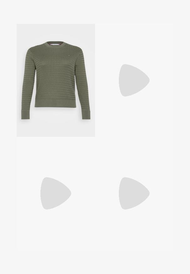 Tommy Hilfiger Curve CABLE FINE - Strickpullover - green; Dunkelblaue Skinny-Jeans mit vorderen Taschen, Gürtelschlaufen und einem Knopfverschluss auf einem schlichten hellen Hintergrund.; Sneaker in cremefarben mit einer strukturierten, beigen Gummisohle, schnürungsdesign und dezentem Branding an der Seite. Glattes Lederobermaterial.; Silberne Metallcreolen mit glatter, leicht gebogener Oberfläche und Klappverschluss vor schlicht weißem Hintergrund.