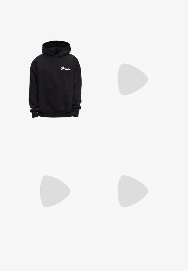 Schwarzer Kapuzenpullover mit Kängurutasche auf der Vorderseite und weißem "Dropsize"-Logo auf der linken Brust, langen Ärmeln sowie gerippten Bündchen an Ärmelabschlüssen und Saum.; Blaue Denim-Cargo-Hosen mit mehreren Seitentaschen, einem geraden Beindesign und einem klassischen Bund. Der Stoff hat eine leicht strukturierte Textur und ist leicht ausgebleicht.; Weißer Sport-Sneaker mit strukturiertem Obermaterial, Mesh-Einsätzen, auffälliger Gummisohle und dekorativen Ausschnitten an den Seiten.; Schwarze Crossbody-Tasche aus Stoff mit zwei Reißverschlussfächern, verstellbarem Gurt und dezentem Logo-Detail in Blau auf der Vorderseite.