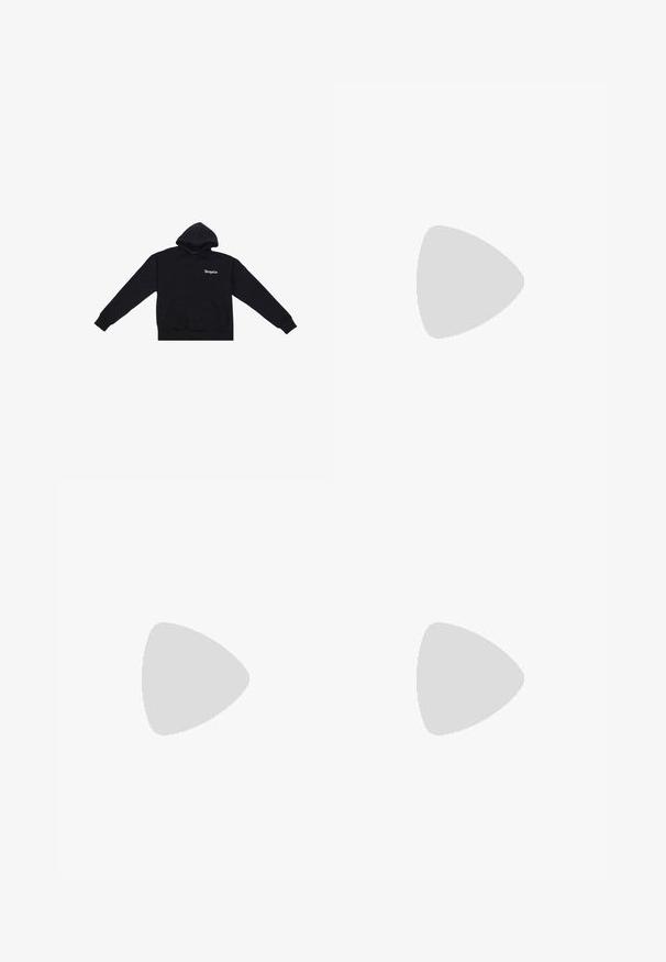 Sort hættejakke lavet af blødt stof, med en frontlomme, lange ærmer og hætte med snoretræk. "Dropsize" logo i hvid på brystet.; Sorte cargo bukser med elastisk talje, to sidelommer og tapered ben. Stoffet har en glat tekstur, egnet til afslappet brug.; Sorte atletiske sneakers med en kraftig sål, meshpaneler og gummidetaljer. Har en trækflap ved hælen og strukturerede mønstre.; Sort crossbody taske med lynlåslomme foran og justerbar rem med teksten "KARL LAGERFELD JEANS" i hvide bogstaver.