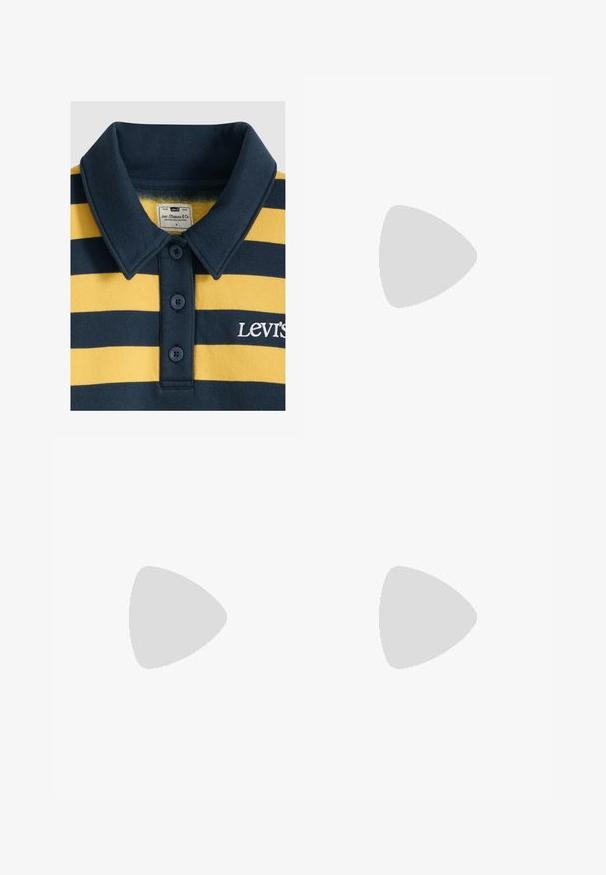 Polo de rayas azul marino y amarillo de Levi's con tres botones azul marino y logo de Levi's bordado en blanco en el pecho.; Vaqueros vaqueros de pierna recta y cintura alta en lavado azul claro con botón delantero, cremallera y diseño de cinco bolsillos.; Zapatillas Nike Air Force 1 de cuero blanco con acentos verdes, cordones y suela; presentan puntera perforada y detalle dorado en la zona de los cordones.; Gafas de sol cuadradas negras con lentes verde oscuro, con montura audaz y acentos plateados en los laterales. Fabricadas en Italia.
