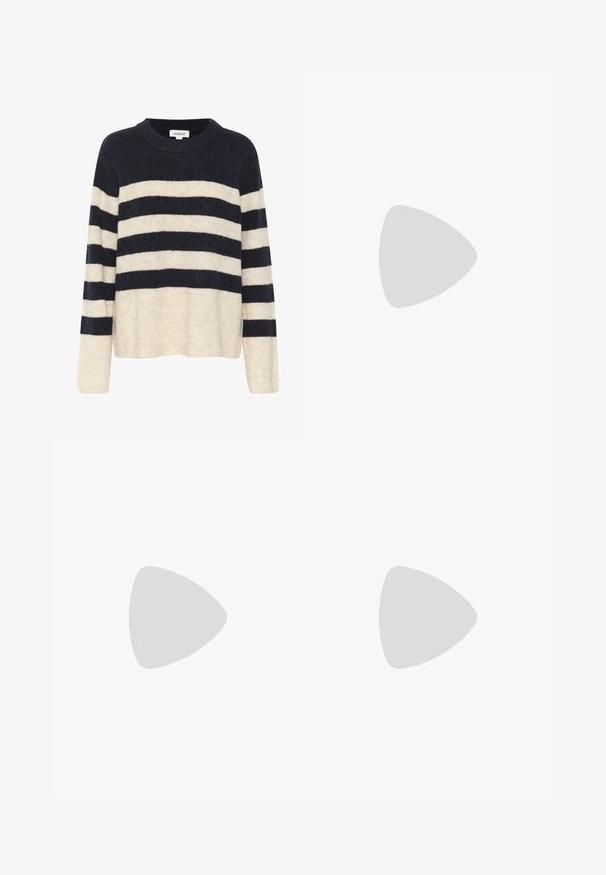 Strikket sweater med marineblå og cremefarvede vandrette striber, rund halsudskæring og lange ærmer. Blød tekstur med en afslappet pasform.; Culture CUNAVI CLARINA - Bukser - black; Lavprofils sort sneaker med tekstureret slangeskindsmønster, hvide striber på siden, sorte snørebånd og en gennemsigtig brun sål.; Sort læder hobo taske med et afslappet design, bred skulderrem og glat tekstur. Har en enkelt lynlåslukning på siden.