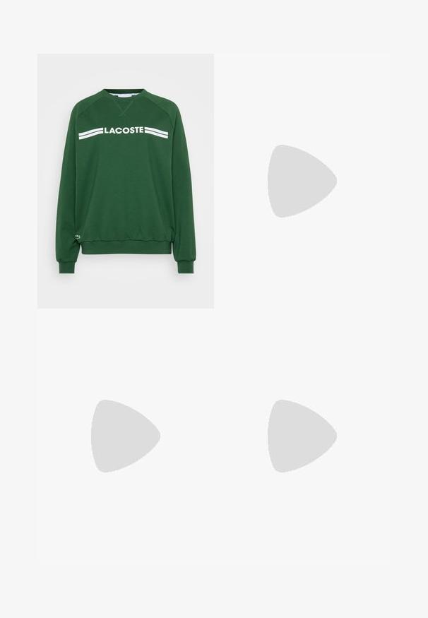 Groen sweatshirt van een katoenmengsel. Voorzien van een ronde hals, raglanmouwen en witte "LACOSTE" tekst met twee strepen over de borst.; Witte sweatpants van zacht, gebreid materiaal. De elastische tailleband en boorden zorgen voor een ontspannen pasvorm. Minimalistisch ontwerp, zonder zichtbare patronen of accenten.; Zwart-witte Lacoste sneaker met witte veters, geperforeerde neus, krokodillogo aan de zijkant en merksol op een neutrale achtergrond.; Zwarte clutch tas van gestructureerd synthetisch materiaal. Voorzien van een ritssluiting en een klein groen logo aan de voorkant. Inclusief een polsbandje.