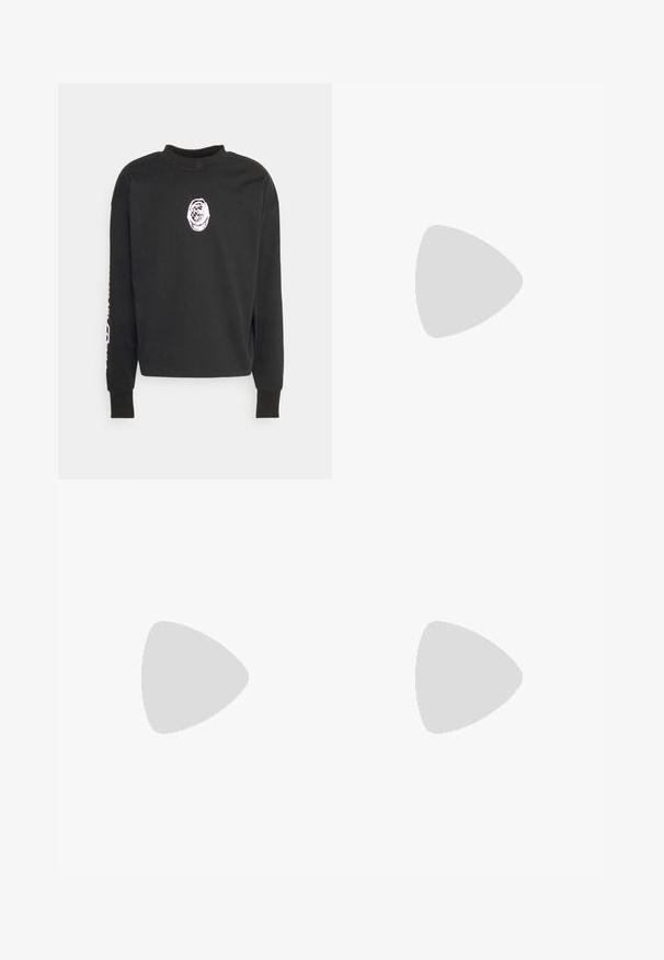 Nikolaj Storm CITY - Sweatshirt - black; Sort langærmet skjorte lavet af stof, med krave, knap-lukning foran, enkelt brystlomme og broderet logo i hvid på lommen.; Sorte denim jeans med høj talje, lige ben og store forlommer. Har kontrasterende syninger og ingen synlige logoer.; Sort Nike Air Max sneaker svævende midt i luften over en tekstureret betonbund med betontrapper i baggrunden.