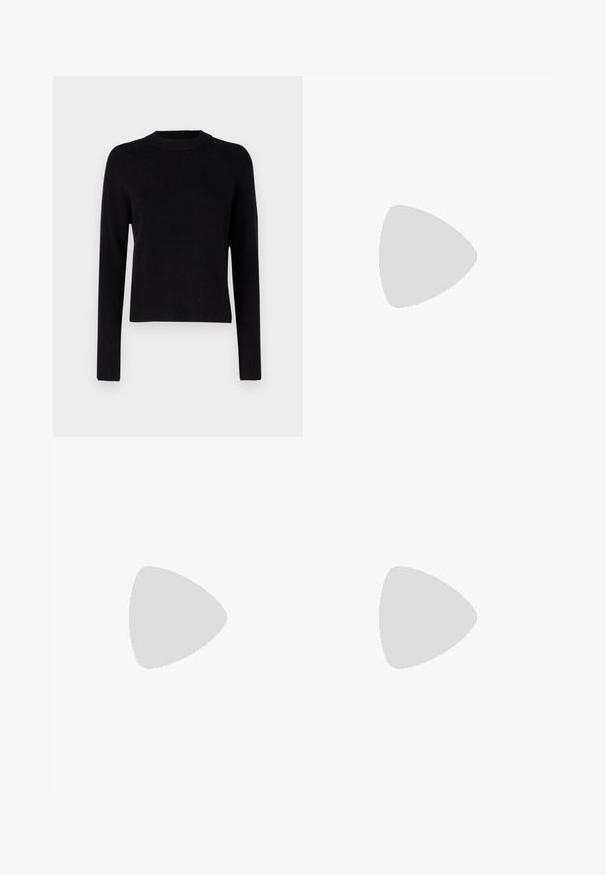 Pull en maille côtelée noire avec un col rond et des manches longues. Il présente une coupe légèrement raccourcie et un tissu texturé, offrant un ajustement confortable.; Pantalons larges noirs à taille volante, dotés de deux poches latérales et d'un tissu lisse et léger. Pas de motifs ni de matériel visible.; Chaussure à talon haut style Mary Jane noire brillante avec trois brides à boucle et un talon bloc épais, vue de profil sur fond blanc.; Sac à main en cuir noir avec une texture lisse. Dispose d'une bandoulière adjustable et d'un design élégant et minimaliste avec une fermeture éclair.