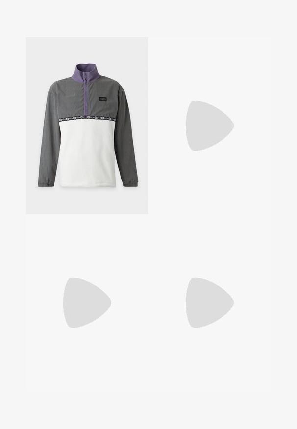 Jersey de manga larga con parte superior de pana gris, parte inferior de forro polar blanco, cuello alto morado y ribete estampado en el pecho.; Camiseta negra de manga corta con un estampado gráfico que representa una figura en silueta sobre una superficie blanca texturizada con patrones lineales.; Pantalones a rayas negras hechos de denim, con costuras naranjas y diseño de pierna recta. Incluyen cierre frontal con botones y trabillas para cinturón.; Zapatillas de skate de ante negro con un acabado texturizado y un logo, combinadas con pantalones de pana gris con una textura acanalada. Superficie del suelo en verde.