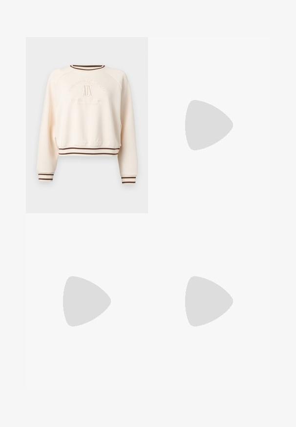 Offwhite langærmet sweatshirt med brune stribede manchetter og kant, prydet med præget "Giorgio Sports Club" og "A|X" logo på forsiden.; Sort kortærmet T-shirt i bomuld med rund hals, med et diskret logo på brystet. Glat tekstur, tætsiddende design.; Lyseblå denimjeans med løs pasform, høj talje, fire lommer og lynlås. Klassisk fem-lomme design.; Sko med en overdel i cremefarvet kanvas, brune suedelogoer, et stort stiliseret logo og en beige gummisål med tekstureret greb.