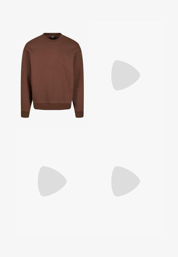 Brauner Rundhalsausschnitt-Sweatshirt aus weichem Stoff, mit gerippten Bündchen und Saum, einer glatten Textur und einer klassischen Silhouette.; Weißes T-Shirt mit kurzen Ärmeln aus Baumwolle. Besitzt einen Rundhalsausschnitt und eine lockere Passform. Glatte Textur, minimalistisches Design, ohne Muster oder Akzente.; Camo-Shorts aus Baumwollmischung mit grünem, braunem und beigem Muster. Verfügt über einen elastischen Taillenbund mit Kordelzug. Lässiger Schnitt und knielange Form.; Braune Wildleder-Stiefeletten mit einem gepolsterten schwarzen Kragen, goldenen Ösen und einer dicken Gummisohle mit einem Rillenmuster für besseren Grip.