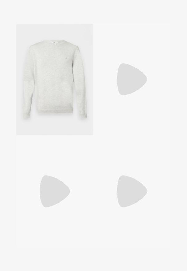 Lichtgrijze trui met lange mouwen en ronde hals, met geribde boorden en zoom, met een kleine geborduurde "R" vlakbij de linkerborst.; Bruine langarmige blouse van gestructureerde stof, met een knoopsluitkraag, een borstzak en vijf knopen aan de voorkant.; Donkerblauwe denim jeans met een rechte pijpdesign, vijf-pocketstijl en een zichtbare knoopsluiting in de taille. Soepele textuur.; Zwarte leren loafer schoen getoond in de lucht boven een beige geweven tapijt, met een houten tafel en gestapelde boeken in een zacht verlichte woonkamer.