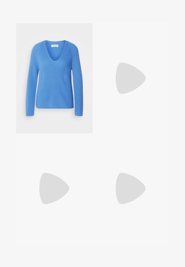Marc O'Polo LONGSLEEVE V NECK - Πουλόβερ - shiny sky; Ανοιχτό μπλε κοντό πουκάμισο με κουμπιά, μακριά μανίκια, κλασικό γιακά, μπροστινή τσέπη και ομαλή υφή υφάσματος.; Ανοιχτό μπλε ψηλόμεσα τζιν με ίσια γραμμή, κατασκευασμένα από τζιν ύφασμα. Διαθέτει κουμπωτό κλείσιμο, πέντε τσέπες και διακριτική απαλή υφή.; Λευκό αθλητικό παπούτσι χωρίς κορδόνια με κεντήματα λουλουδιών, αιωρείται πάνω από ξύλινο πάγκο, με πράσινα φύλλα στο φόντο.