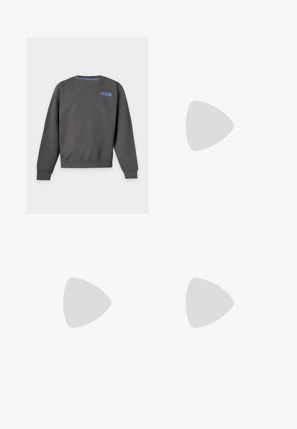 Tmavosivá mikina s okrúhlym výstrihom, dlhými rukávmi a malým modrým logom The North Face na hornej ľavej časti hrudníka.; Biele krátke rukávy, tričko s okrúhlym výstrihom, na prednej strednej časti tmavomodro potlačený nápis "new balance ATHLETICS" a logo "NB".; Čierne deninové nohavice s širokými nohavicami a vysokým pásom, predným zapínaním na gombík, dvoma bočnými vreckami a jemnými švom.; Tmavá kovová a čierna bežecká obuv Nike s béžovou podrážkou vznášajúca sa nad sivými betónovými schodmi.