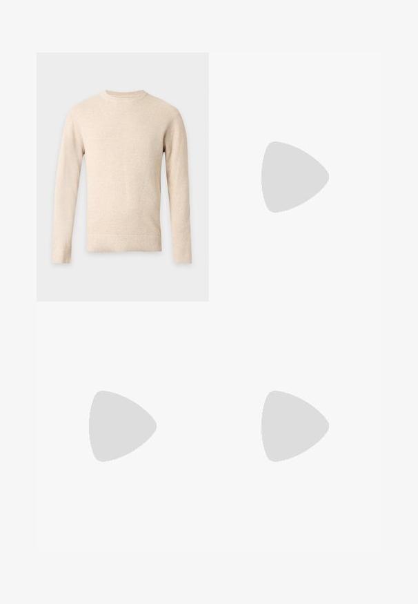 Beige langærmet striktrøje med rund halsudskæring og ribstrikkede manchetter og kant på en ensfarvet lysegrå baggrund.; Mørkegrøn fløjlsbluse med lange ærmer, hvide knapper og krave med knapper, vist mod en hvid baggrund.; Mørkegrå bukser med lige ben, bæltestropper, knaplukning og lynlås, vist mod en ensartet lys baggrund.; Sorte lædermokkasiner med en glat overflade, der har en dekorativ rem og kontraststing, parret med beige bukser.