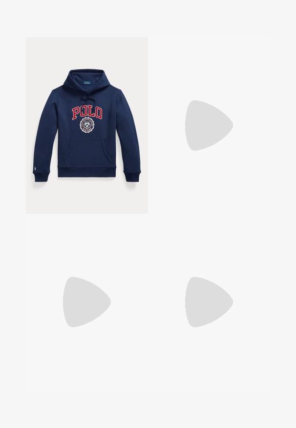 Tmavomodrá mikina s kapucňou, predným vreckom, kapucňou so sťahovacou šnúrkou, červeným textom "POLO" a kruhovým logom Polo Ralph Lauren New York na hrudi.; Žlté tričko s krátkym rukávom a okrúhlym výstrihom s malým modrým vyšívaným logom na ľavej časti hrude, rozložené na bielom pozadí.; Svetlomodré denimové nohavice s bledým povrchom, dizajnom na päť vreciek a kontrastným prešívaním. Obsahujú zips a pútka na opasok. Rovný strih.; Béžová semišová nízka teniska s bielymi šnúrkami, bielym koženým prvkom s čiernym logom koňa a hnedou gumovou podrážkou.