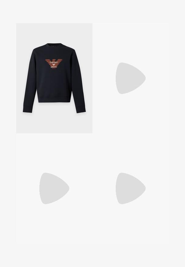 Čierna mikina s dlhým rukávom a okrúhlym výstrihom s veľkým logom Emporio Armani a textom "EMPORIO ARMANI MILANO" v strede vpredu.; Svetlo modré džínsy vyrobené z denimu, s rovnými nohavicami, jemným vyblednutím, piatimi vreckami a gombíkovým zapínaním. Žiadne viditeľné vzory ani ozdoby.; Čierne kožené loafers so zaoblenou špičkou, s pozlátenými kovovými prvkami a detailným šitím, uložené na nízkej, textúrovanej gumenej podrážke.; Tmavosivá obdĺžniková crossbody taška s nastaviteľným popruhom, predným vreckom na zips a strieborným logom.