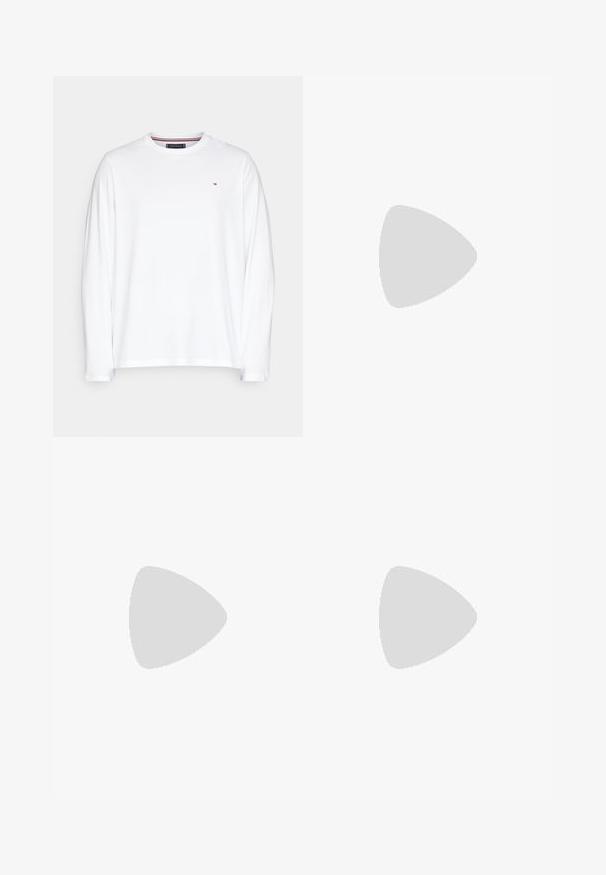 Witte langemouw t-shirt van katoen, met een ronde hals en een klein multicolor logo op de linkerkant van de borst. Zachte textuur.; Donkerdenim langärmige shirt met puntkraag, twee borstzakken, witte knopen en contrasterende gele stiksels. Glad, stevig stof.; Achterzak en tailleband van blauwe Levi's 502 jeans met leren merkembleem en rood Levi's stoffen label.; Witte Nike Air Force 1 sneaker van leer met geperforeerde neus, platte veters en een gestructureerde rubberen zool met "AIR"-logo aan de zijkant.