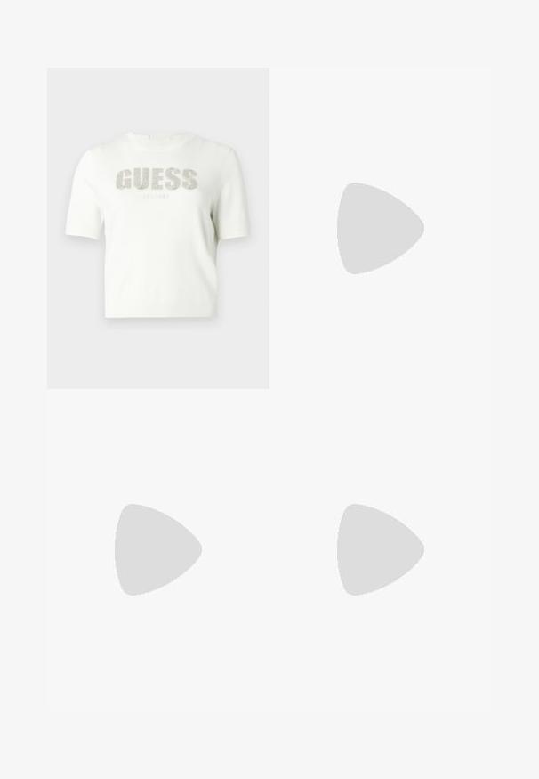 Pull blanc à manches courtes en matière tricotée avec le logo "GUESS" en argent et la mention "EST. 1981" en dessous. Texture lisse et coupe ajustée.; Pantalons évasés noirs taille haute avec des détails de couture à l'avant et deux poches à rabat à bouton doré à la taille.; Sandale à talon haut couleur bordeaux foncé avec bride à la cheville, bout carré et boucle décorative en or sur la bride avant.; Petit sac à main en cuir magenta courbé avec bandoulière réglable et fermeture à boucle dorée au centre avant.