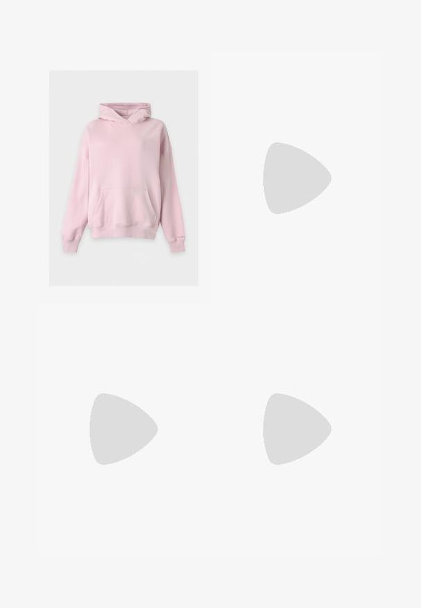 Lichtroze hoodie met voorzak en lange mouwen, gemaakt van zacht materiaal, getoond op een witte achtergrond.; Effen zachtroze katoenen T-shirt met korte mouwen en ronde halslijn, weergegeven op een vlakke lichtgrijze achtergrond.; Wijde blauwe spijkerbroek met vijf zakken, knoopsluiting en zichtbare bruine stiksels, plat weergegeven op een witte achtergrond.; Roze sportieve schoenen met lichtblauwe strepen, ronde neuzen en dikke roze veters, gecombineerd met roze trainingsbroeken met witte zijstrepen.