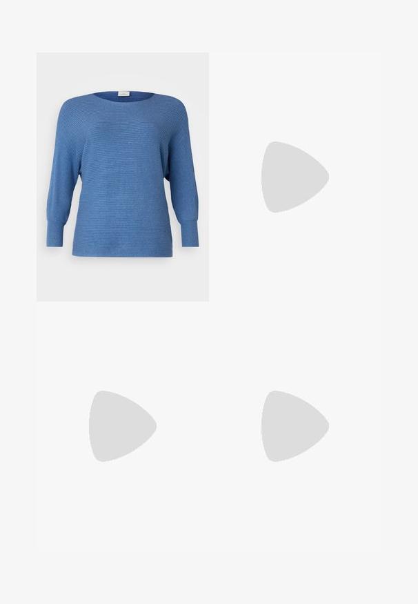 ONLY Carmakoma CARNEW ADALINE LIFE LS PULLOVER KNT NOOS - Džemper - coronet blue melange; Tumed sinised teksad, sirge lõikega, viie-tasku disainiga, nähtava õmblusega ja metallnööbiga vöökohal.; Jalad valgete sokkide ja mustade Adidas Gazelle tossudega, millel on valged triibud ja paksud pruunid tallad, halli vaibaga põrandal.; Musthave musta nahkklamber, millel on ristkülikukujuline kuju, sile tekstuur, õhuke õlavarre rihm ja minimalistlik disain.