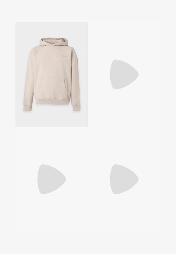 Sudadera con capucha beige con bolsillo canguro frontal y logo sutil en la parte superior del pecho, mostrada sobre un fondo claro y liso.; Camiseta de manga corta y cuello redondo en gris oscuro con pequeño detalle de texto naranja en la parte superior izquierda del pecho, mostrada sobre un fondo claro y sencillo.; Pantalones deportivos grises hechos de tela suave, con cintura elástica y cordón, piernas ajustadas y un pequeño logo blanco en el costado.; Zapatilla de cuero blanco con acentos de ante gris, cierre con cordones, puntera perforada y suela de goma beige. Presenta el logo en el talón.