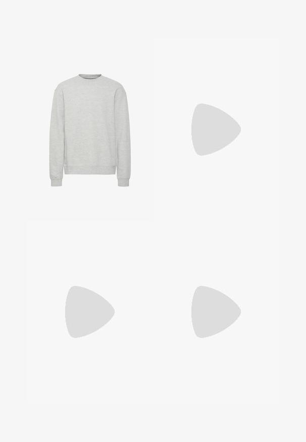 Sweatshirt gris clair avec col rond, manches longues, bords-côtes aux poignets et à l'ourlet, fabriqué en tissu texturé doux. Design simple, sans motifs.; T-shirt blanc à manches courtes et col rond, présenté à plat de dos, avec une petite étiquette noire à l'encolure et à la couture latérale.; Jean droit pour homme en denim noir délavé, avec fermeture à bouton et à zip, poches avant et arrière, et passants de ceinture.; Sneaker en dentelle blanche flottant au-dessus d'un banc en bois avec un feuillage vert en arrière-plan, mettant en valeur le design et la texture de la chaussure.