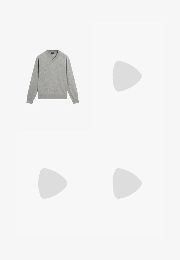 Lysegrå langærmet sweater med V-hals og ribbet manchetter og kant, lavet af blødt strikstof.; Sort midi pencilnederdel med høj talje, frontslids og skjult lynlås på hvid baggrund.; Sorte knæhøje støvler lavet af blankt læder med en sølvfarvet spænde ved anklen og rundet snude. Flad sål.; Sort læder skuldertaske med en enkelt tynd rem og lynlåslukning, vist mod en hvid baggrund.