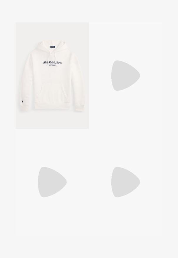 Weißer Hoodie mit Fronttasche, Kordelzug an der Kapuze und navyblauem "Polo Ralph Lauren New York" Logo auf der Brust sowie kleinem Pferdelogo am linken Ärmel.; Braunes langärmliges Hemd mit Knöpfen und Kragen, bestickt mit dem Polo Ralph Lauren-Logo auf der linken Brust.; Dunkelblaue Slim-Fit-Jeans mit vorderem Knopf und Reißverschluss, fünf Taschen sowie dezenter Verfärbung an den vorderen Oberschenkeln und Knien.; Weißer flacher Ledersneaker mit beigefarbener Sohle, Schnürung vorne und Polo Ralph Lauren Logos, die an der Seite und Ferse geprägt sind.
