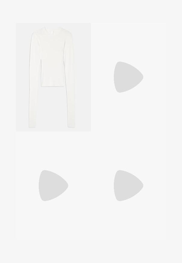 Wit ribgebreid topje met lange mouwen, een ronde halslijn, een strakke pasvorm en een gladde textuur, met verlengde mouwen en een cropped lengte.; Bruine katoenen broeken met een slim-fit ontwerp, vlakke voorkant en standaardzakken; gladde textuur en afgewerkte manchetten.; Platte slingback schoen met luipaardprint, spitse neus en lage hak, zijaanzicht tegen een effen witte achtergrond.; Bruine handtas van gestructureerd leer met twee voorvakken met gespen en dubbele schouderbanden op een effen lichte achtergrond.