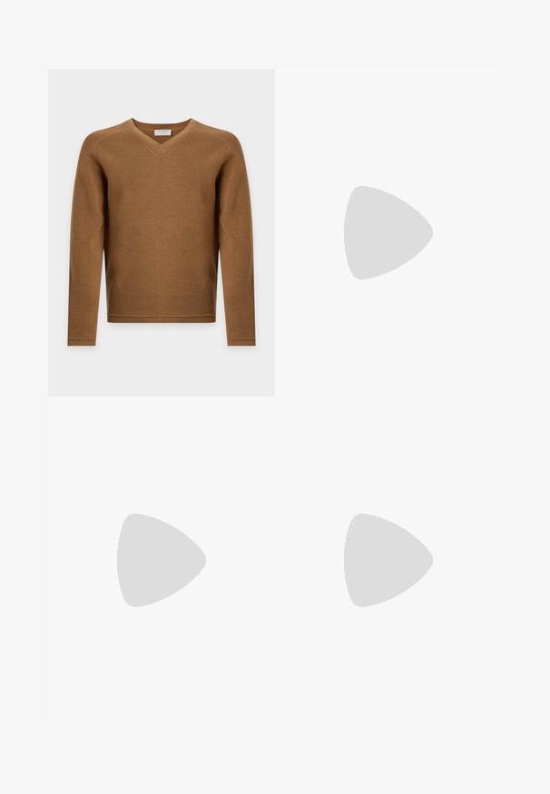 Pull marron à manches longues avec col en V tricoté, avec col, épaules, poignets et ourlet côtelés, présenté sur un fond uni clair.; T-shirt bleu uni à manches courtes avec col rond et petit logo brodé discret sur la poitrine gauche.; Pantalon beige à jambe droite avec cinq poches, passants pour ceinture, fermeture par bouton et un porte-clés rouge attaché à la poche avant gauche.; Baskets en daim beige avec semelle et lacets blancs, design basse, et motif de semelle en zigzag.