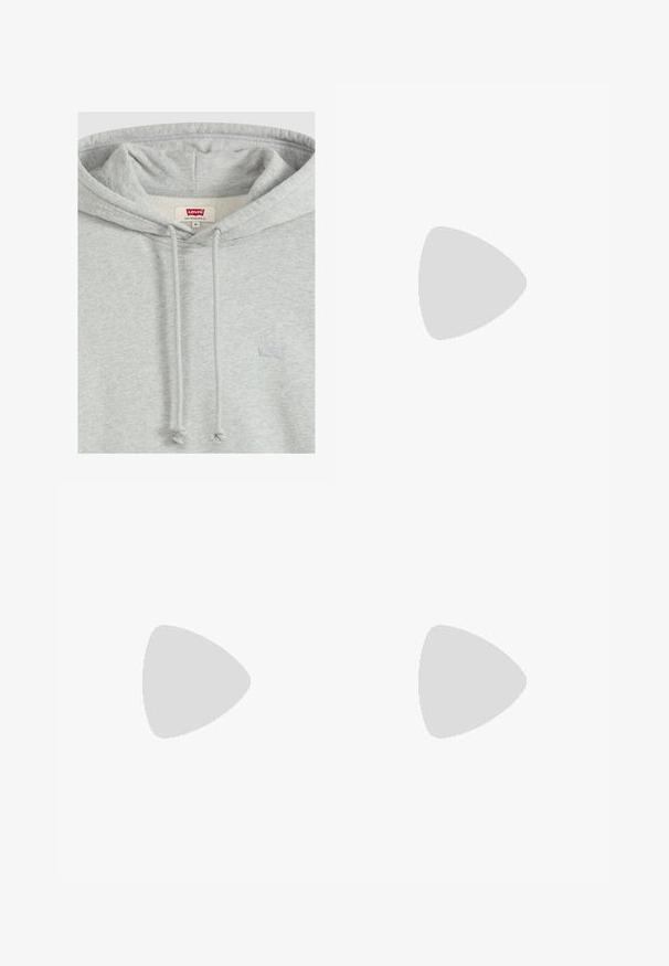 Hellgrauer Levi's Hoodie mit Kordelzug, mittlerem Größenetikett im Kragen und subtil besticktem Logo auf der Brust.; Weißes Baumwoll-T-Shirt mit kurzen Ärmeln, rundem Ausschnitt und einem dezenten "Levi's"-Logo in heller Farbe auf der Vorderseite.; Hellblauer Denim-Stoff mit einer sichtbaren, geschwungenen Naht. Die Textur wirkt glatt, mit gleichmäßigen Stichen in dunkelblauer Fadenfarbe.; Beige Leinen-Sneaker mit niedrigem Profil, Metallösen und Gummisohle. Mit einem strukturierten Muster und einem Logodetail an der Seite.