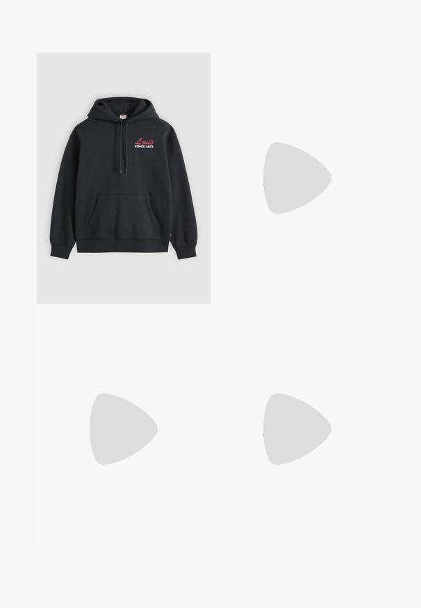Schwarzer Hoodie mit Fronttasche und Kordeln, mit rotem und weißem "Levi's Since 1873" Logo auf der linken Brustseite.; Schwarzes Baumwoll-T-Shirt mit kurzen Ärmeln, rundem Ausschnitt, lockerer Passform und glatter Textur. Keine sichtbaren Muster oder zusätzlichen Details.; Schwarze weit geschnittene Hose aus weichem Stoff, mit Fronttaschen und einem Knopfverschluss an der Taille. Minimalistisches Design ohne sichtbare Muster.; Schwarz-grauer Nike-Laufschuh mit cremefarbenen Schnürsenkeln, der über einer strukturierten Betonoberfläche schwebt.