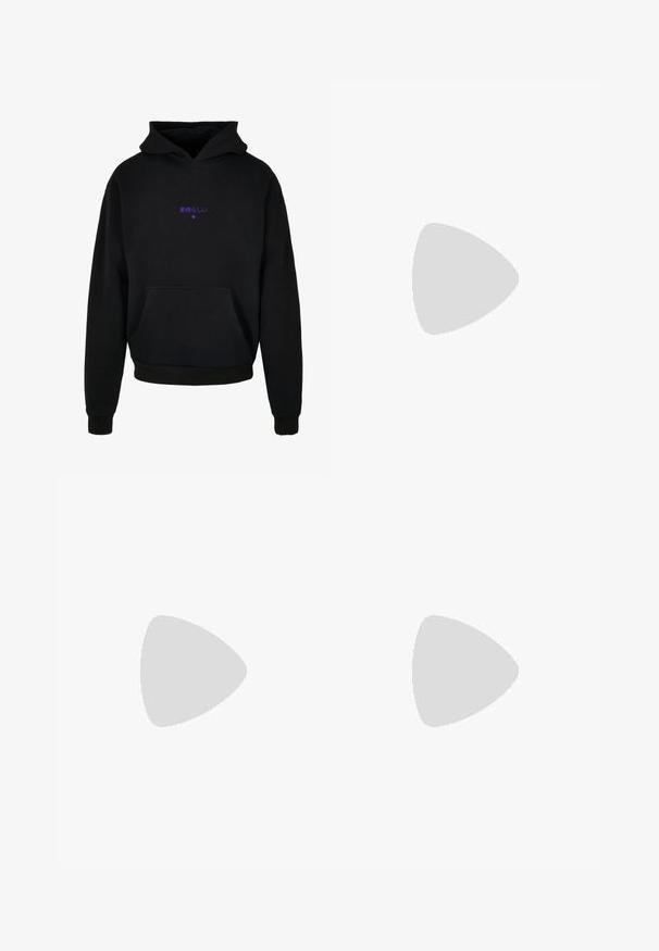 Schwarzer Kapuzenpullover aus weichem Stoff, mit einer Fronttasche, gerippten Bündchen und einem kleinen lila Grafik mit japanischem Text.; Schwarze Cargo-Hosen aus strapazierfähiger Baumwolle mit lockerer Passform. Verfügt über mehrere Utility-Taschen und ein gerades Bein Design.; Schwarzer klobiger Sportschuh mit verstellbarem Riemen, Schnürzug und robustem Profil, seitlich auf neutralem Hintergrund dargestellt.; Schwarze Umhängetasche mit weißen elastischen Schnüren, silbernen Beschlägen und dem Aufdruck "KARL LAGERFELD JEANS" in Weiß auf der Vorderseite, mit breitem schwarzem Träger.