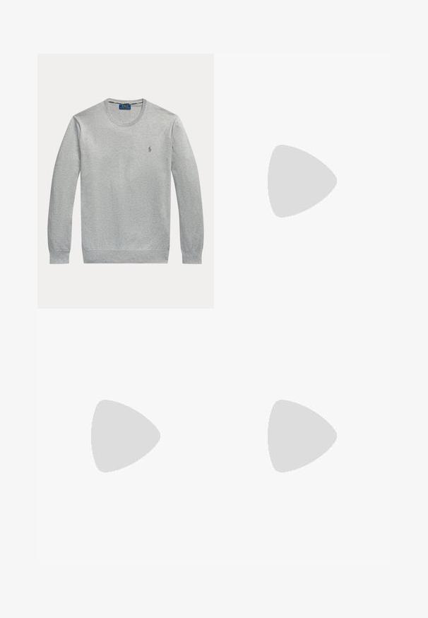 Hellgrauer Pullover mit langen Ärmeln und Rundhalsausschnitt, kleinem gesticktem Logo auf der linken Brustseite sowie gerippten Bündchen und Saum.; Weißes Langarmhemd aus Baumwolle, mit Button-Down-Kragen, einer einzelnen Brusttasche und einem kleinen navy Logo auf der linken Seite.; Beige Jogginghose aus weichem Stoff mit Kordelzug in der Taille, Seitentaschen und gerippten Bündchen. Mit kleinem Logo am Oberschenkel.; Weißer Leder-Sneaker mit niedrigem Schnitt, weißen Schnürsenkeln und einem goldfarbenen Polo Ralph Lauren-Logo an der Seite sowie "Polo" auf der Sohle geprägt.