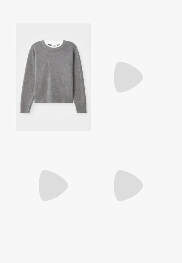 Grijze trui met lange mouwen, ronde halslijn en geribbelde manchetten en zoom. Heeft een gestructureerde stof en een klein logo op de borst.; Brede broek van lichtbruin stof met een contrasterende witte tailleband. Kenmerkt zich door strakke lijnen en geen zichtbare patronen of versieringen.; Zwarte leren schoenen met brogue-details, voorzien van twee gespsluitingen, een ronde neus en een lage hak. Glad oppervlak met een glanzende afwerking.; Zwarte leren handtas met een gebogen vorm, lange verstelbare band en franjes aan beide zijden tegen een lichte achtergrond.
