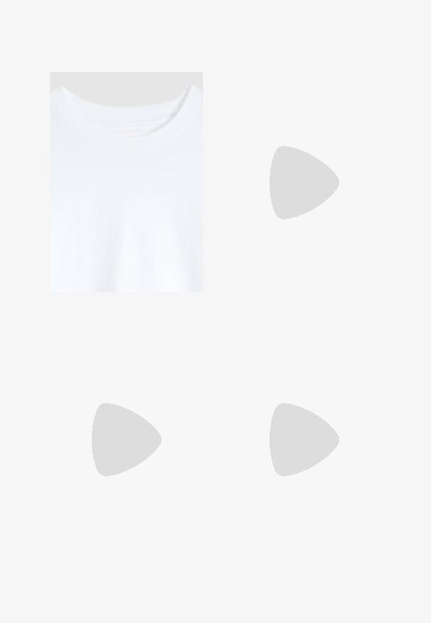 Hvid t-shirt med rund halsudskæring, der viser øverste bryst og rund hals med synlige syninger på ensfarvet baggrund.; Mørkeblå skjorte med knapper, lange ærmer, to brystlommer og broderede patches på venstre skulder og bryst. Glat stofstruktur.; Mørke indigo straight-leg jeans med hvide kontrastsømme, fem-lomme-design og metalknaplukning ved taljen.; Brun læder ankelstøvle med sorte snørebånd, polstret krave, robust sort sål og præget trælogo på siden.