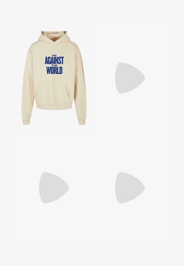 Beige hættebluse med en frontlomme, prydet med fed blå tekst, der står "ME AGAINST THE WORLD" over brystet. Tungt stof, afslappet pasform.; Cargo bukser i olivengrøn, lavet af let stof, med elastisk talje, justerbare manchetter og flere sidelommer.; Kraftig hvid sneaker med mesh-detaljer, tekstureret gummisål og afrundet form. Har minimal branding og en trækflap på hælen.; Grøn camouflage sling rygsæk med flere lynlåslommer, en justerbar rem og et netpanel på ryggen for ventilation.