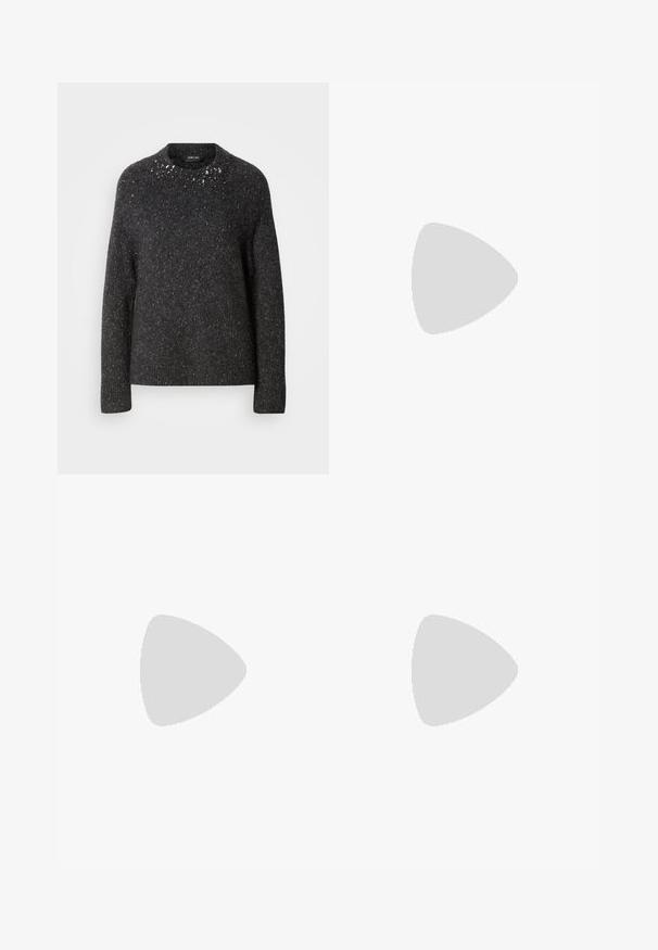 Suéter de punto gris oscuro con cuello redondo, que presenta ligeras motas en toda su superficie y detalles ornamentales alrededor del cuello.; Top sin mangas negro hecho de tela acanalada, con un escote redondo y un diseño ajustado, con una textura suave y sin patrones.; Larga falda maxi de color gris oscuro, hecha de tela suave y elástica. Presenta una cintura alta y un diseño fluido, con costuras laterales sutiles para darle forma.; Botín de piel negra con puntera puntiaguda y tacón bajo estilo kitten sobre fondo claro, mostrando vista lateral exterior.