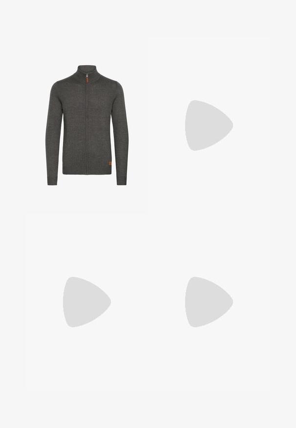 Sweat-shirt zippé gris avec un col haut, texture côtelée, et un petit accent en cuir en bas à gauche. Manches longues et design ajusté.; Polo à manches courtes de couleur bordeaux foncé avec col, sans boutons, et une petite étiquette logo près de l'ourlet inférieur sur fond blanc.; Pantalon vert olive avec une taille à cordon, une coupe droite, une texture de tissu douce et une petite étiquette logo discrète à l'avant.; Chaussure de course beige clair avec trois bandes blanches et des lacets noirs lévitant au-dessus d'une surface en béton grise et des marches.