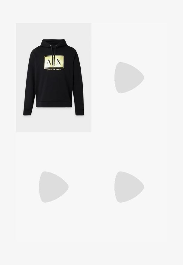 Sort hættetrøje med snore og et stort gyldent Armani Exchange-logo med "A" og "X" på brystet.; Hvid t-shirt med korte ærmer med sort "EMPORIO ARMANI DISTRICT 1981" tekst og logo centreret på brystet.; Lys cremet joggingbukser med et gentaget brunt A-mønster over det hele, med elastisk taljebånd og justerbar snøre.; Hvid sneakers med en øvre del i tekstureret ruskind og læder. Har rundet tå, snørelukning og kontrasterende beige gummisål.