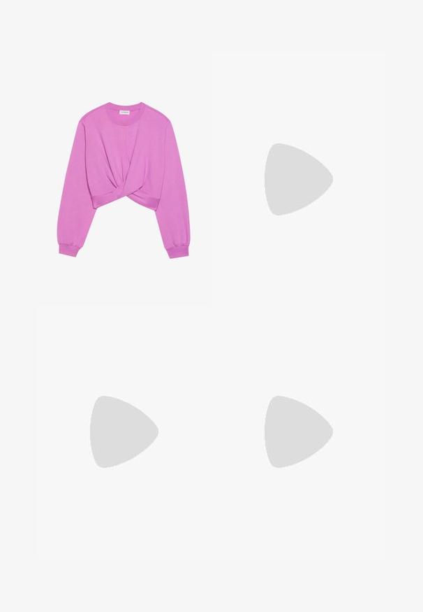 Lilla cropped sweatshirt med en tvistet forside. Har lange ærmer og en rund halsudskæring, fremstillet af et blødt bomuldsblandingsmateriale.; Hvid ærmeløs cami top med tynde spaghetti stropper og en lige halsudskæring, lagt fladt på en hvid baggrund.; Rosa plisseret midi-nederdel med et lag af blonder under og en rynket talje, vist på en hvid baggrund.; Sølv balletflade med metallisk finish, rund tå, sløjfeaccent foran og en lav hæl for ekstra komfort.
