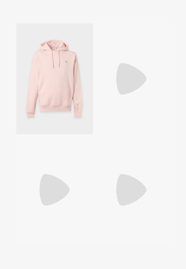Sweat à capuche rose clair avec poche avant, cordons, poignets côtelés et petit logo bleu "II" sur la poitrine gauche.; T-shirt rose clair à manches courtes et col rond avec petit logo Diesel bleu sur la poitrine et étiquette Diesel rouge à l'intérieur du col.; Jean en denim bleu clair avec une coupe droite, un design à cinq poches et un effet de décoloration subtil. Comprend une fermeture par bouton et fermeture éclair.; Baskets couleur crème avec une tige en cuir lisse, bout arrondi, laçage à l'avant et semelle en caoutchouc texturée. Design minimaliste, sans logo.