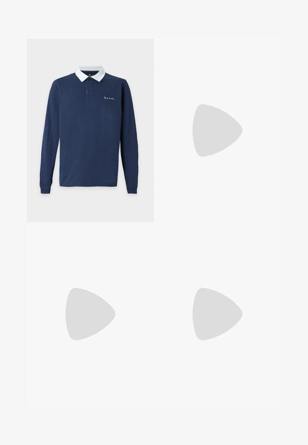 Marineblå langærmet polo med hvid krave og lille "Paul Smith" logo broderet på venstre bryst.; Mørkeblå denim jeans med lige ben, fem lommer, knapåbning og kontrasterende syninger langs sømmene.; Sorte lavtop lædersneakers med tekstureret overflade, sorte snørebånd og tyk gummisål, vist fra siden på en lys baggrund.; Mørkebrun stof talje taske med diagonalt lynlåslomme og lille hvidt logo på fronten, sat mod en ensfarvet lys baggrund.