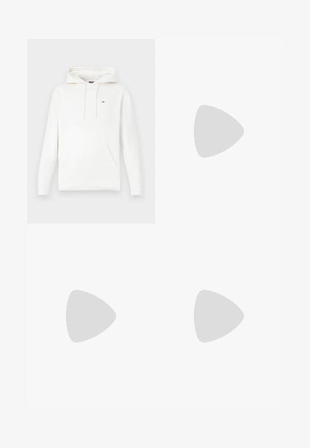 Sudadera con capucha color beige claro con bolsillo frontal y pequeño logo rectangular rojo, blanco y azul en el pecho izquierdo.; Polo negro de manga corta con dos botones y cuello, con un pequeño logo en el pecho.; Pantalones cortos verde oliva con cinturilla elástica, bolsillos con cremallera en los laterales y una tela ligera y texturizada.; Mocasín casual negro de cuero con detalles de cordones y suela gruesa de goma, visto de lado sobre un fondo neutro.