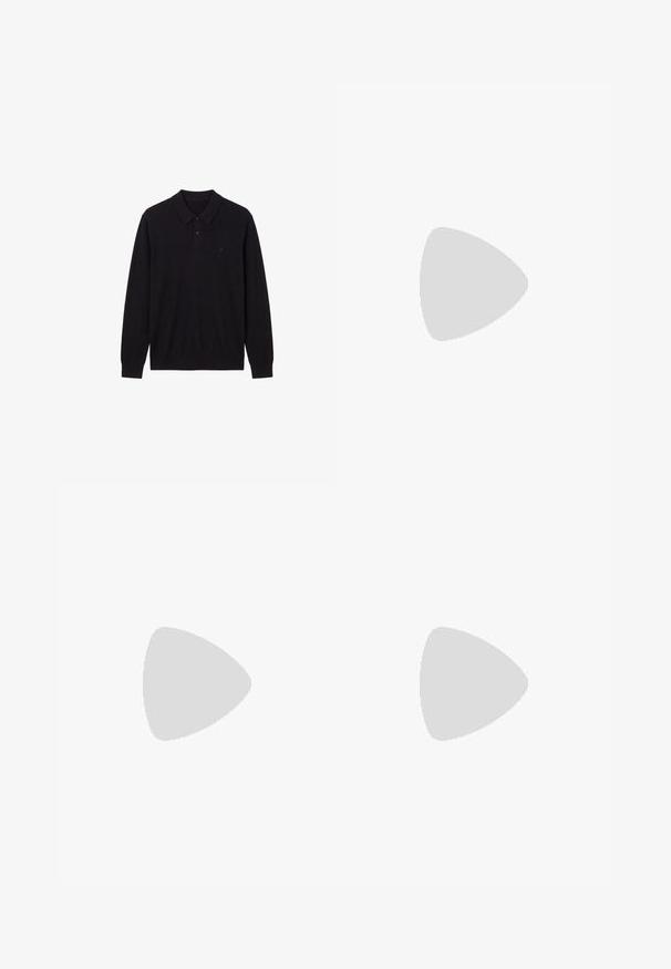 Zwarte poloshirt met lange mouwen, twee knopen en geribde manchetten, met een klein subtiel logo op de linkerborst.; Zwarte jeans met rechte pijpen, vijf zakken, riemlussen en knoopsluiting, weergegeven op een witte achtergrond.; Zwarte enkelboot van soepel materiaal met subtiele stiksels, een rubberen zool en een slank ontwerp, gepositioneerd boven een houten textuur.; Zwarte gestructureerde leren aktetas met dubbele handvatten en zilveren ritstrekkers, gecentreerd op een witte achtergrond.