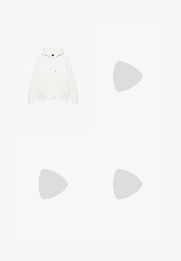 Enkelt hvid hættetrøje med forlomme og snøre i hætten, vist fladt på en hvid baggrund.; Hvid, oversized T-shirt med korte ærmer og rund halsudskæring, med en sort etiket inde i kraven på en hvid baggrund.; Lyseblå denim wide-leg jeans med en falmet finish, fem-lomme design og rå kant. Har en frontknap og lynlås lukning.; Hvid læder Nike Air Force 1 sneaker med perforeret tå, flade snørebånd og tekstureret gummisål med "AIR" branding på siden.