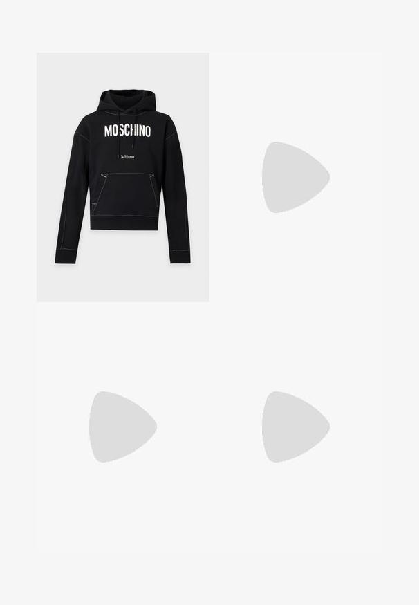 Μαύρο φούτερ με λευκό κείμενο "MOSCHINO" στο στήθος, μικρότερο κείμενο "Milano" από κάτω, μπροστινή τσέπη και κουκούλα με κορδόνι.; Μαύρο παντελόνι φόρμας με ελαστική μέση και μανσέτες, με μικρό λευκό λογότυπο "Moschino" στο πάνω μέρος του αριστερού μηρού.; Μαύρα αθλητικά παπούτσια με άνω μέρος από λείο δέρμα, διακριτικές υφασμάτινες λεπτομέρειες και αντίθετο καπάκι από μαύρη σουέτ στην μύτη. Διαθέτουν ελαστική σόλα.; Μαύρο τσαντάκι Moschino χιαστί με μπροστινό καπάκι, δύο λουράκια με αγκράφες και έμβλημα λογότυπου σε απλό ανοιχτό φόντο.