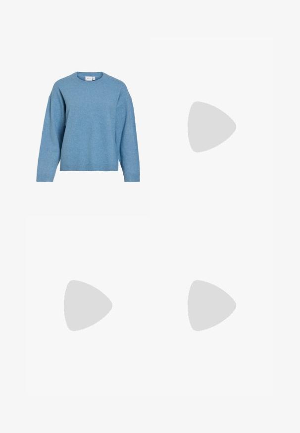 Pull bleu tricoté à manches longues avec poignets et ourlet côtelés, col rond, et étiquette de marque visible à l'intérieur du col.; Crop top marron à manches courtes, noué à l'avant, avec un col rond et un design simple sans coutures sur un fond uni.; Jean denim bleu clair à jambes larges avec poches avant, fermeture par bouton et ourlets réglables par cordon.; Sneaker beige avec des matériaux en daim et en maille, forme arrondie, col rembourré proéminent et semelle en caoutchouc gomme. Présente un accent de design en forme de vague.
