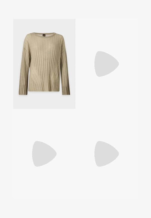 Pull beige à manches longues côtelé avec col rond et texture douce, avec une petite étiquette de marque noire et orange à l'intérieur du col.; Jean en denim vert foncé à coupe droite, présentant un design classique à cinq poches, des coutures visibles et une fermeture à bouton à la taille.; Chaussure plate beige à bout pointu avec bride arrière, petit talon noir et finition en cuir lisse, vue de côté sur un fond uni.; Deux boucles d'oreilles en forme de cerceau en or brillant, avec un design courbé, présentant des accents orange près de la tige, sur fond blanc uni.